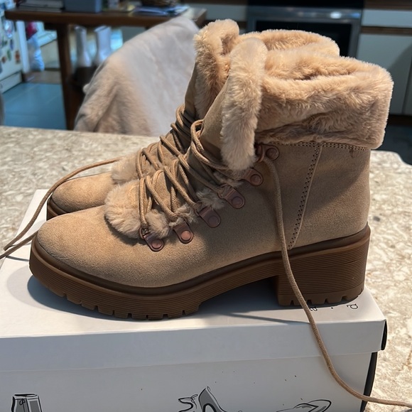 Like New tan women’s size 8 furry booties - Picture 3 of 8